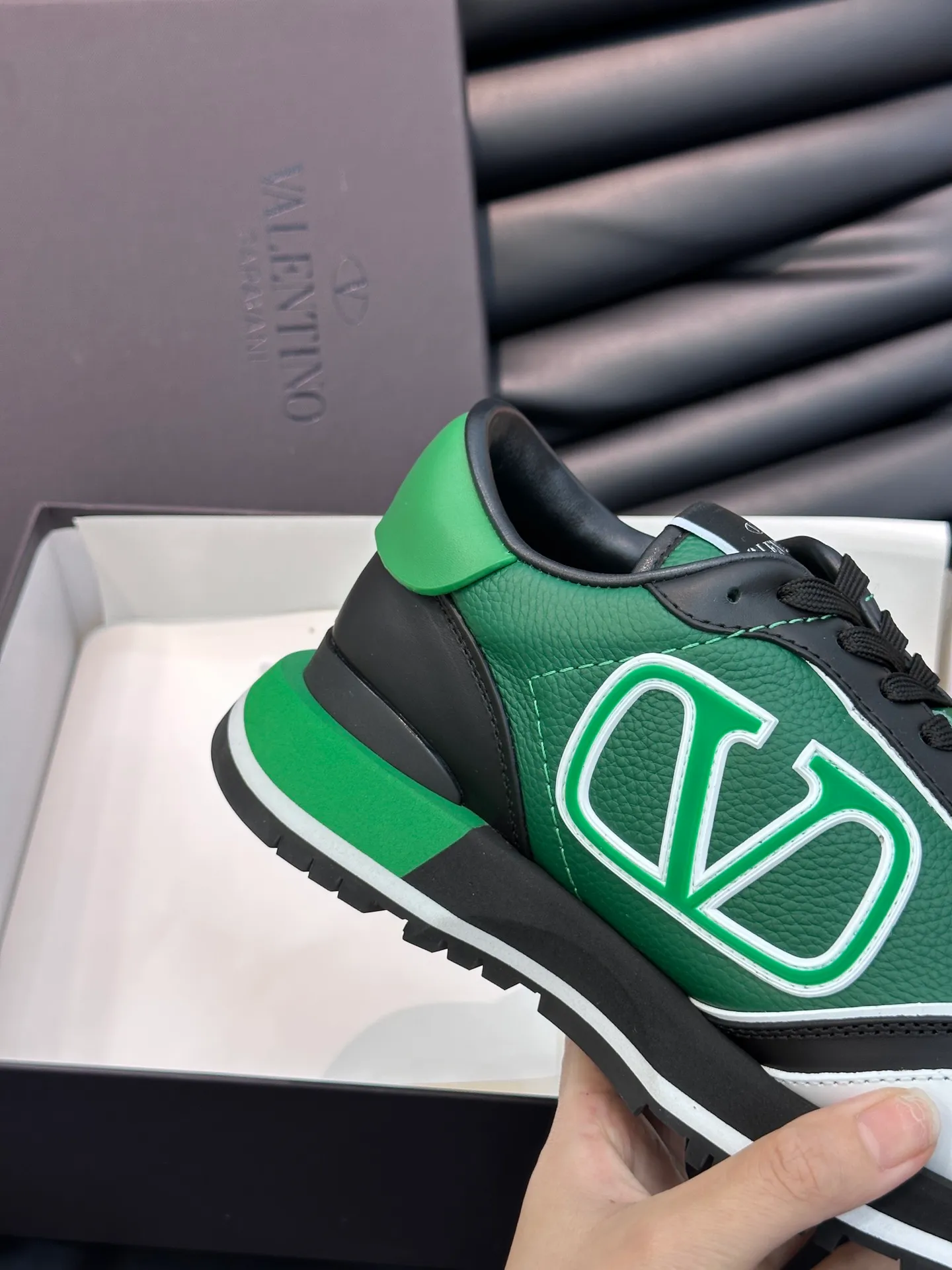 P540💰 Product trademark: VALENTINO "Valentino" Regular size: 38-44 [45 customized] Product material: Warren men's casual sports shoes, made of imported first-layer cowhide, with brand emblem on the tongue, rivet rubber outsole, non-slip, wear-resistant and shock-absorbing, cowhide lining foot pads, comfortable and breathable, with original box packaging equation bag!